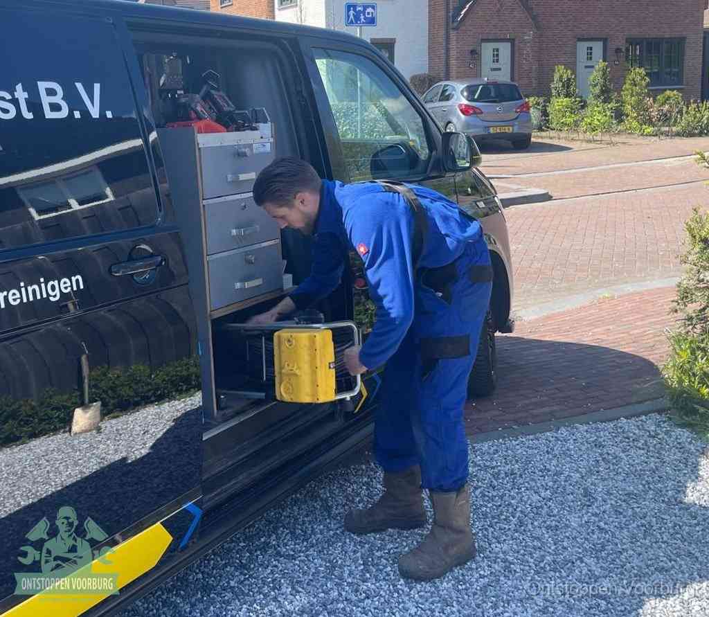 Monteur pakt gereedschap uit de bus, bespaartips voor riool ontstoppen in Voorburg