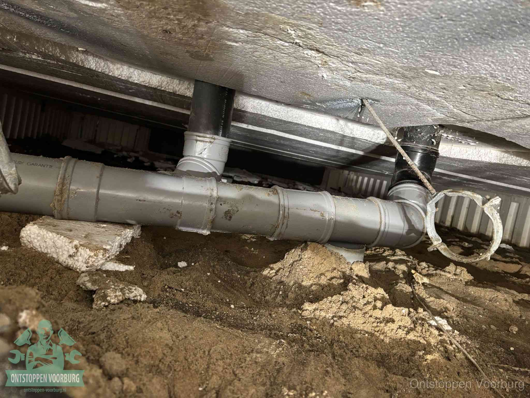 PVC-buizen in de kruipruimte van een gemengd of gescheiden rioolstelsel in Voorburg