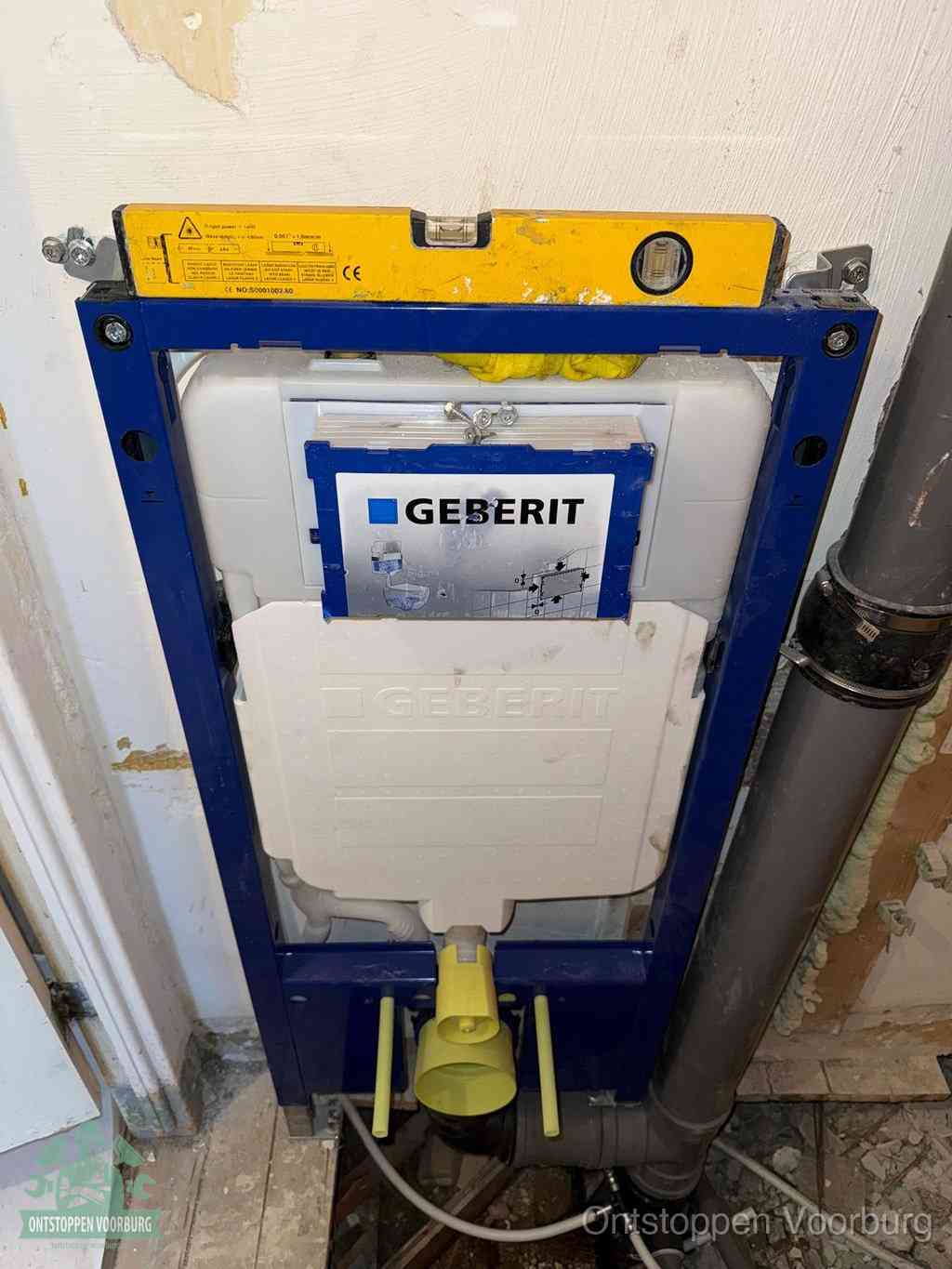 Een Geberit inbouwreservoir met frame voor een hangtoilet tegen de wand, met de afvoerbocht naar de vloer, kenmerkend voor een verstopt hangtoilet in Voorburg