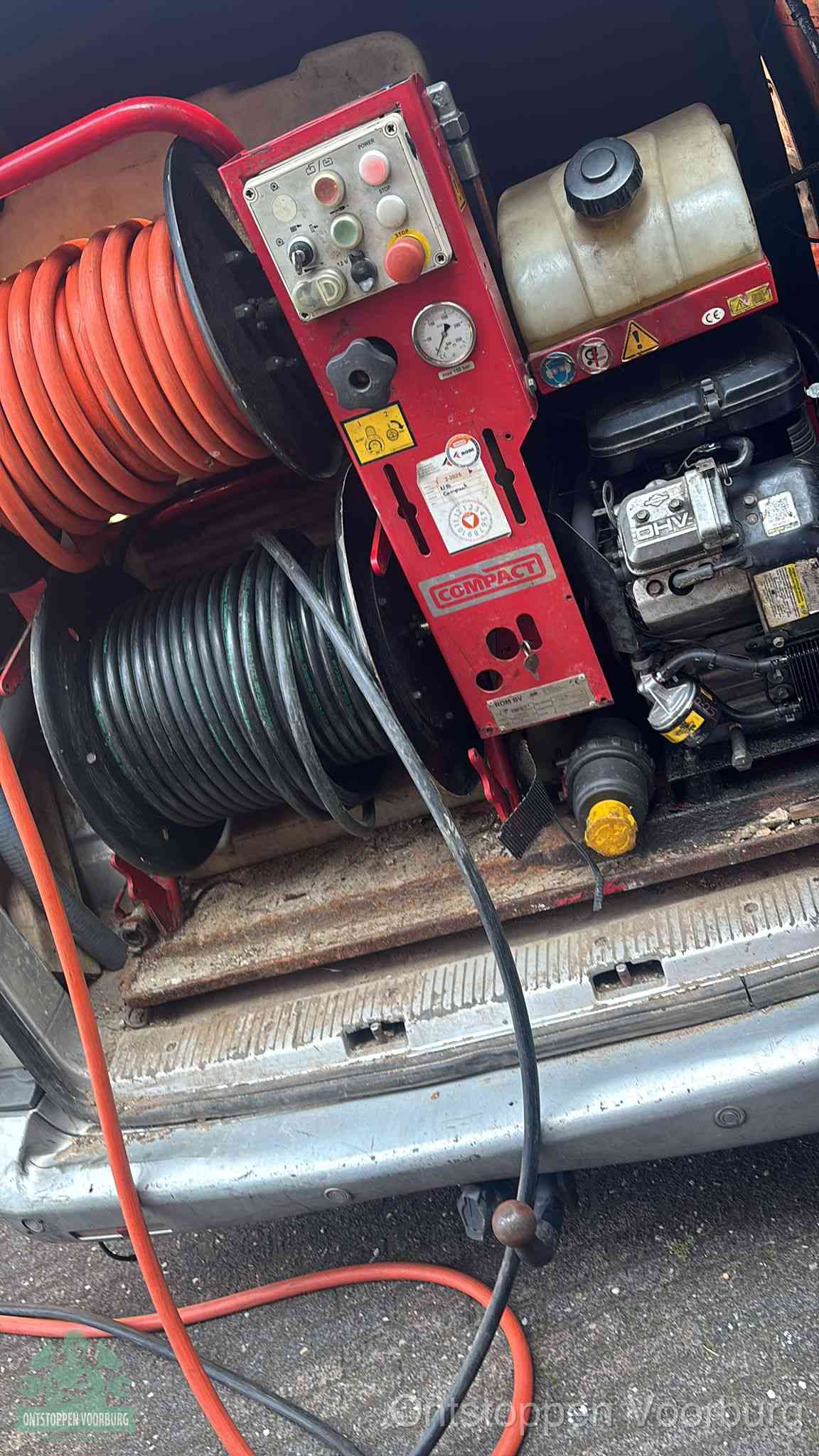 Hogedrukreiniger met slanghaspels in de bus voor het ontstoppen van het riool in Voorburg
