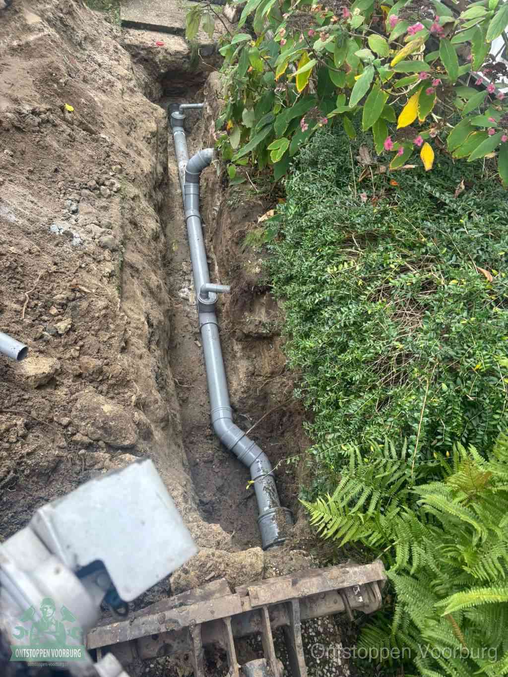 Open sleuf met nieuwe PVC-buizen, riool repareren en vervangen in Voorburg