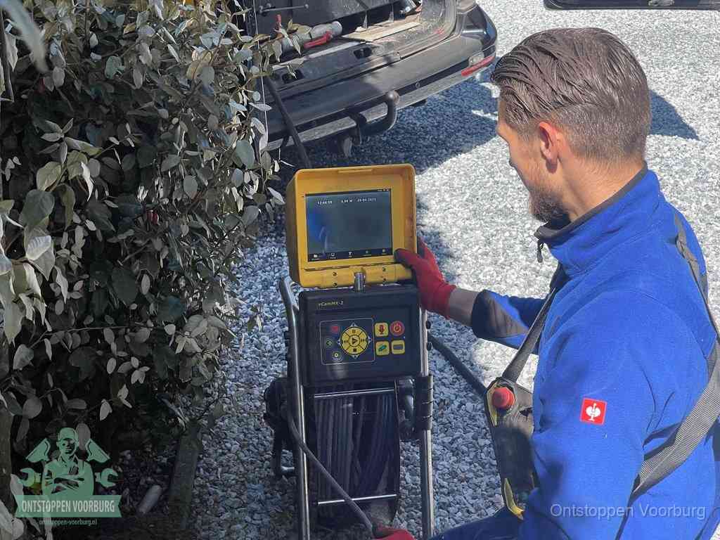 Monteur bedient een rioolinspectiecamera met monitor voor rioolinspectie in Voorburg