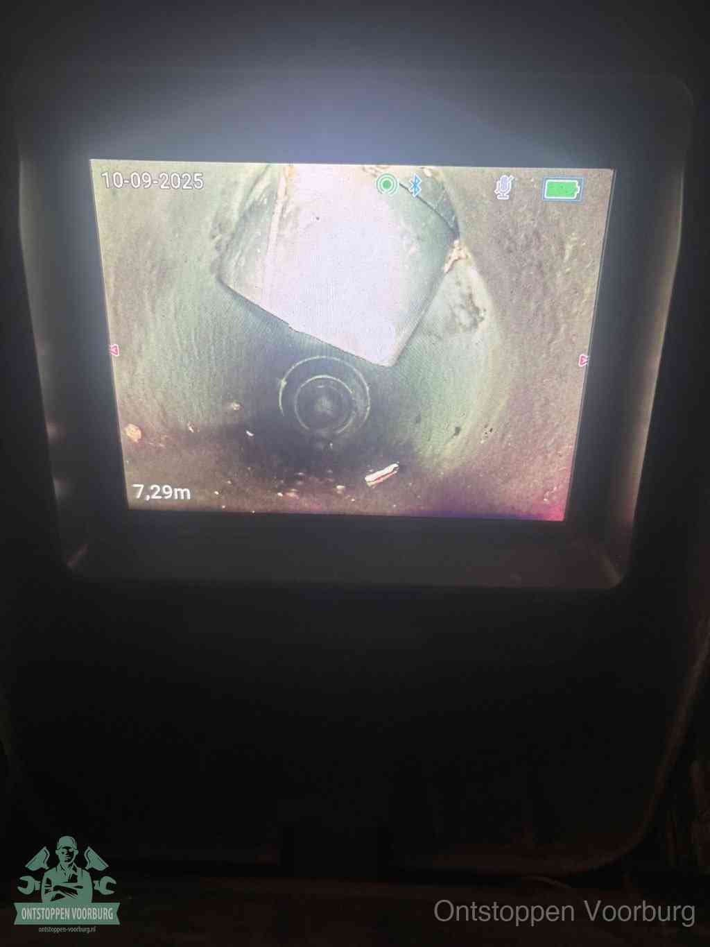 Camerabeeld van een verzakte rioolbuis diep onder de grond, een rioolverzakking in Voorburg