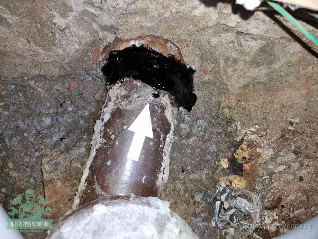 Een oude gres rioolbuis met een beschadigde koppeling onder de vloer, oorzaak van terugkerende structurele wc-problemen in Voorburg