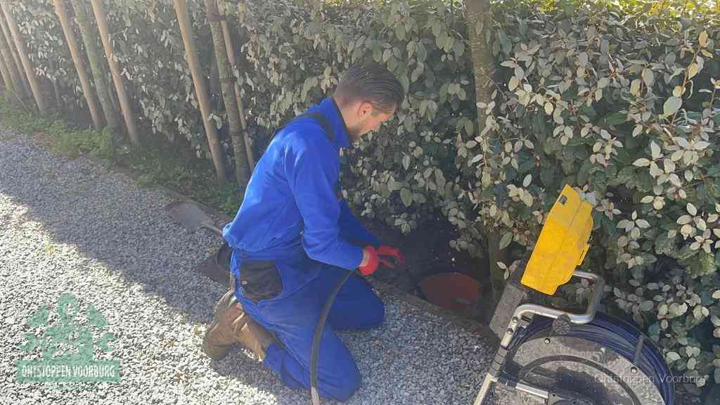 Monteur aan het werk bij een rioolput, de werkwijze voor riool ontstoppen in Voorburg