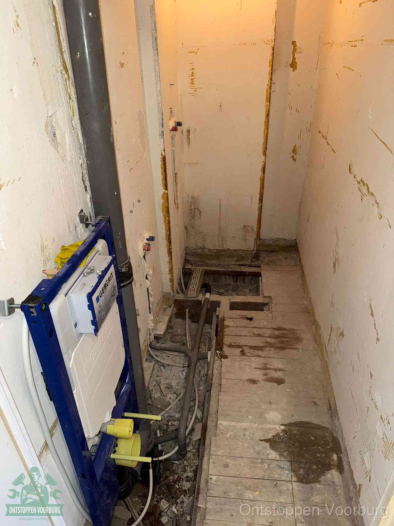 Een opgebroken toiletruimte tijdens renovatie met een Geberit inbouwreservoir en blootliggende oude afvoerleidingen, typisch voor oudere woningen in Voorburg
